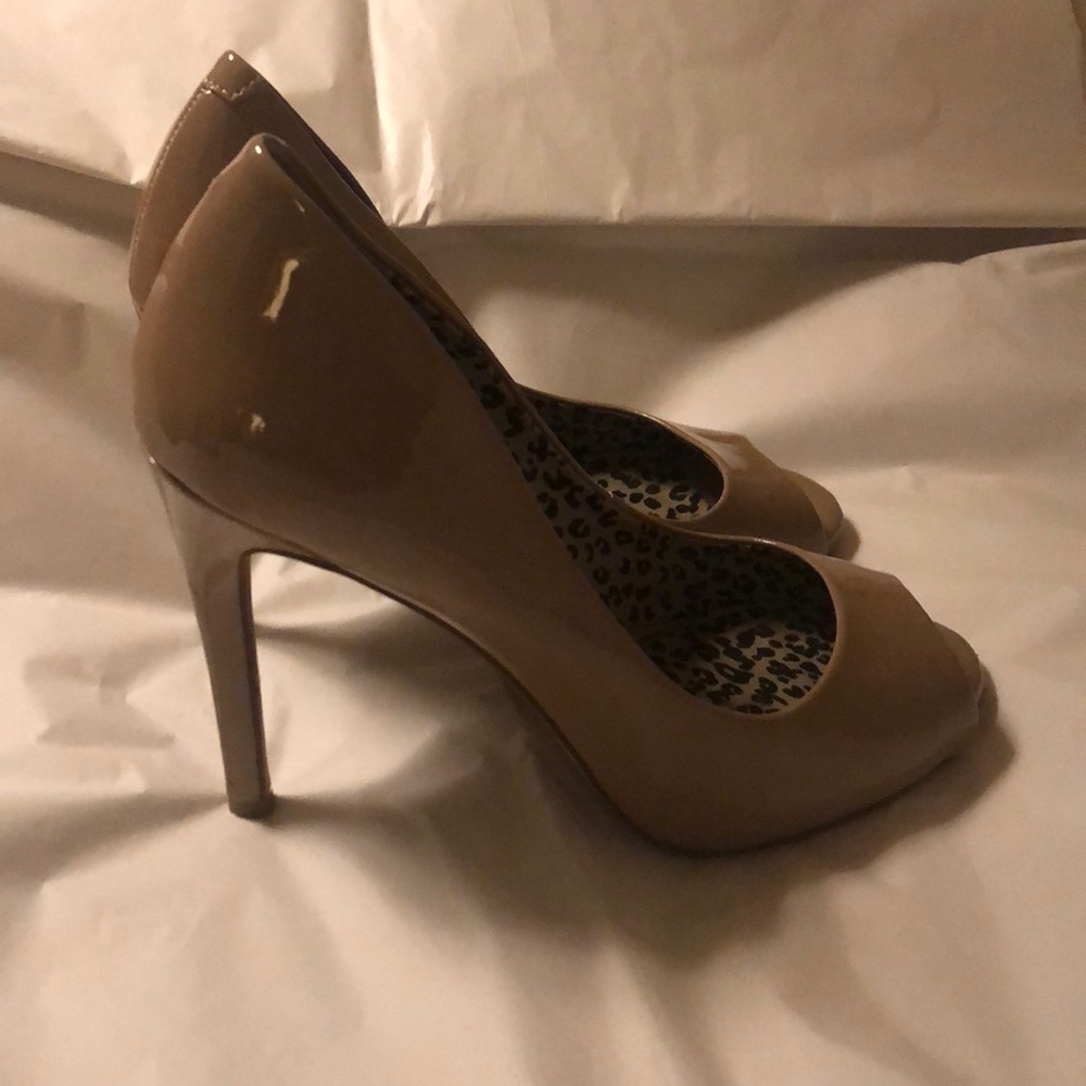 Nude Peep toe pump
